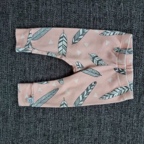 0 to 3 Month Lot - Romper, Sweaters, Pants, Shirt - Picture 9 of 11